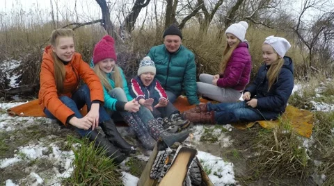 Camping fire in a winter forest. Falling thick snow. Video stock 61404332