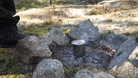 Camping Pot Cooking Over Open Fire Among Rocks Vidéo 333580930