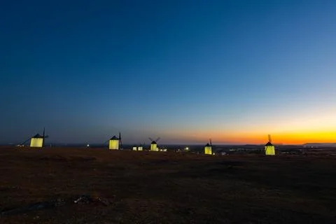 Campo de Criptana windmills silhouetted against evening sunset Stockfoto's