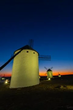 Campo de Criptana windmills standing under twilight sky Stockfoto's