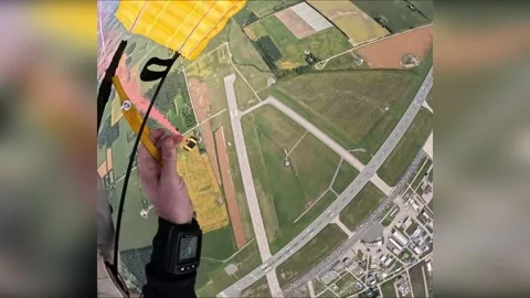 Canada: Mayor Josh Morgan Joins U.S. Army Golden Knights in Tandem Skydive t... 库存影片 284985384
