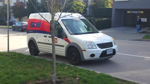 Canada post delivery vehicle Stock-Footage 319383331