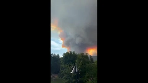 Canada: Thousands Flee as Bald Range Fire Spreads Out of Control in Briti... Stockbeeldmateriaal 341787172