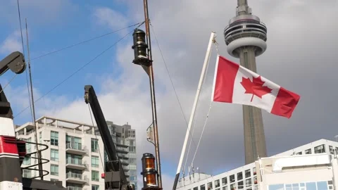 Canadian Maple Leaf Flag Blowing in Wind Proudly CN Tower Toronto 库存影片 149221075