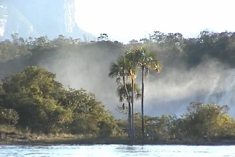 Canaima Lagoon (2 shots) Stock-Footage 94792