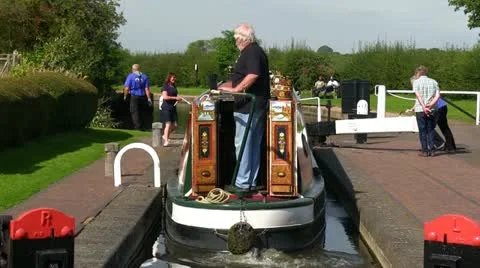 A Canal boat passing through a lock in Wordsley Video stock 11979787