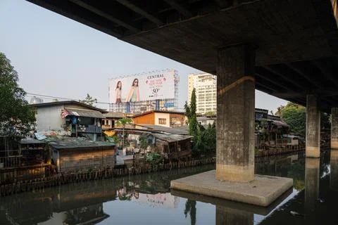 Canal Homes Beneath Elevated Road in Khlong Toei 库存照片