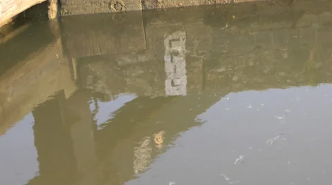 Canal lock reflected in water 库存影片 39195971