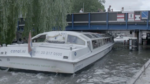 Canal Tour Boat Navigating Under Bridge 库存影片 344603302