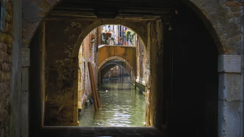 A canal in Venice through an arch Vídeo Stock 168694253