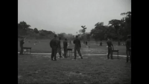 CANAL ZONE, PANAMA - 1962: Range formation - Trainees wait at a taped line 库存影片 344005135