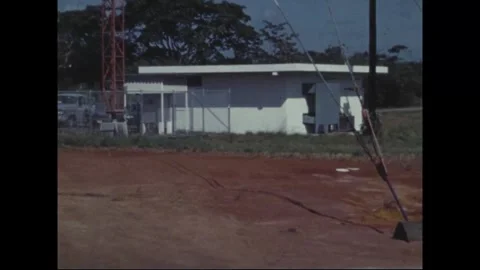 CANAL ZONE, PANAMA - 1969: Comms site - Chain-link rings a compound Vidéo 343936360
