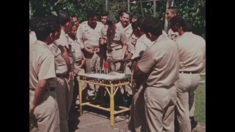 CANAL ZONE, PANAMA - 1972: Weapons class - A ring of men watch a weapon shown 库存影片 343939260