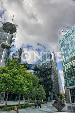 Canary wharf is a large business and shopping development in east london. lon Stock Photos