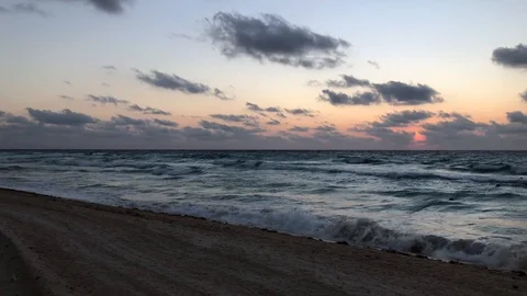 Cancun wavy beach 動画素材 125024805