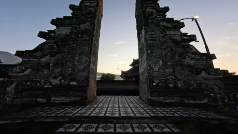 Candi bentar gateway opening to a hindu temple in bali Vídeos de archivo 340848518