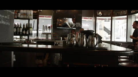 Candid bartender of nice lounge Vidéo 56966010