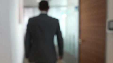 Candid view through blinds of office of workers talking in large business Vídeo Stock 32744162