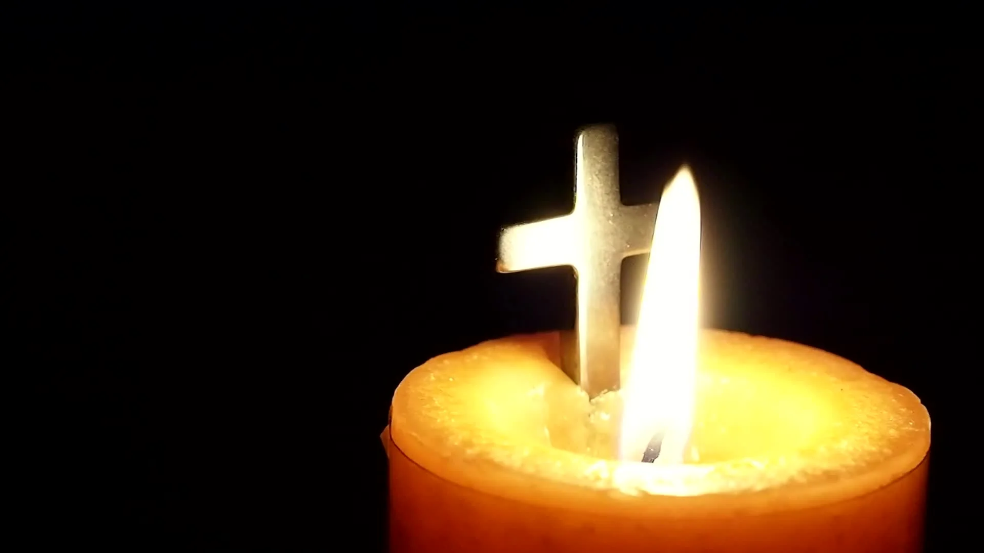 Стучит свеча. Свеча крест. Католические свечи. Свеча в виде Креста. Ритуальные свечи.