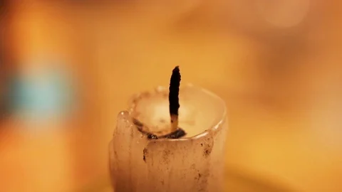 Candle being lit and left burning Vidéo 118041752