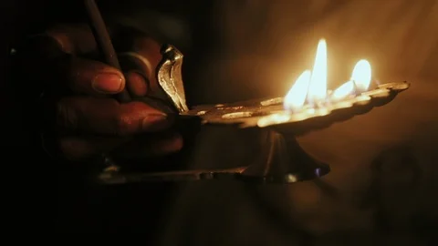 Candle Burns In The Hands Of The Hindu. Video stock 107390448