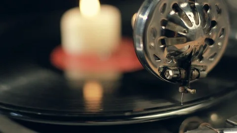 The candle burns on a rotating vinyl record Stockbeeldmateriaal 94917174