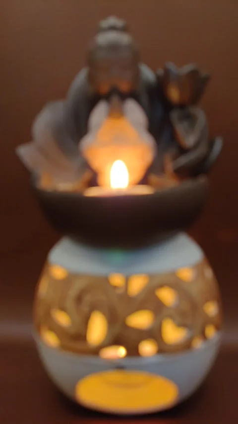 Candle in a candlestick blur effect Vídeo Stock 330310587