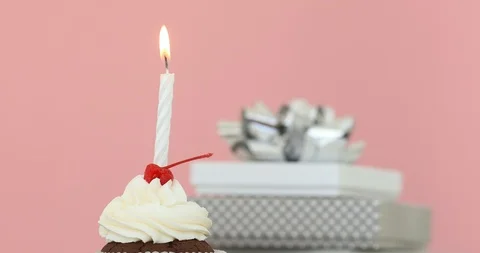 Candle in cupcake pink background Video stock 89254693