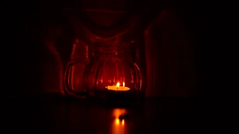 Candle fading down in the dark inside the pot Video stock 160210878