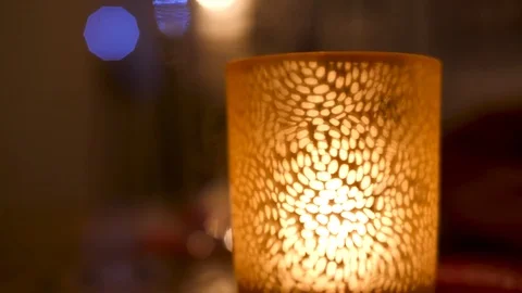 Candle flickers in cosy pub 스톡 동영상 82793261