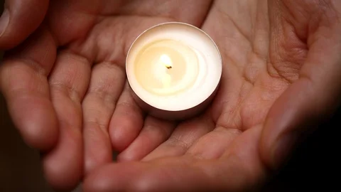 Candle in hands. Background of candle lighting in woman's hands Vídeos de archivo 101929906