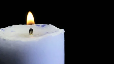 Candle lights on a dark background Vidéo 58060187