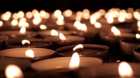 Candle lights flickering inside candelabra in christian church Vidéo 112191496