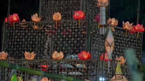 Candle-Lit Lotus Lantern Decorations at Three Kings Monument during Loy Krathong Stock Footage 321279993