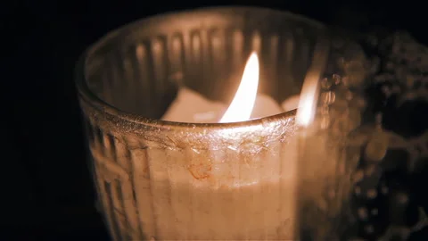 Candle on a Restaurant Table at Night. Close Up. 4K. Vidéo 247975886