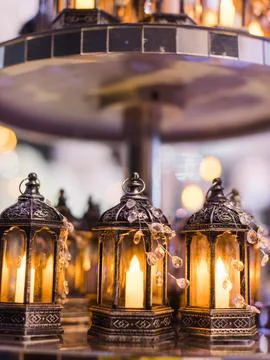 Candlelit dinner setting with an array of candles on a plate, illuminated by amb Foto stock