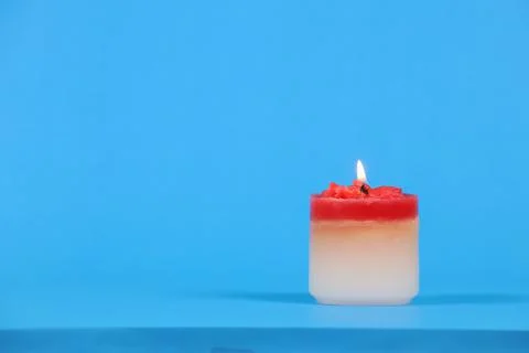 Candle.Paste on blue background with copy space for design. Foto stock