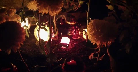 Candles burn in the cemetery 스톡 동영상 79956801
