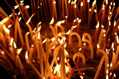 Candles burn in the temple Foto stock