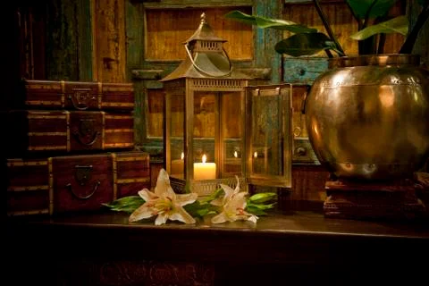 Candles burning on table in front of old rustic door Foto stock