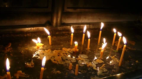 Candles in a church. Vídeos de archivo 37137697