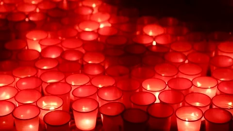 Candles at the funeral ceremony Vídeos de archivo 220618369