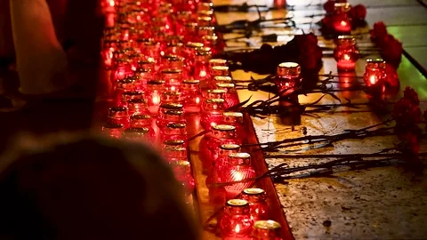 Candles at the funeral ceremony Vídeo Stock 220618372