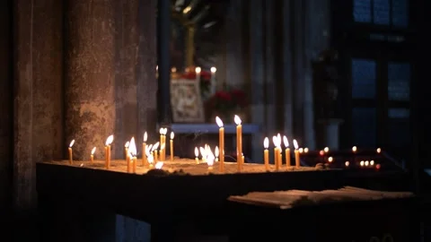 Candles inside of Viennas Saint Stephans Cathedral Video stock 146454938