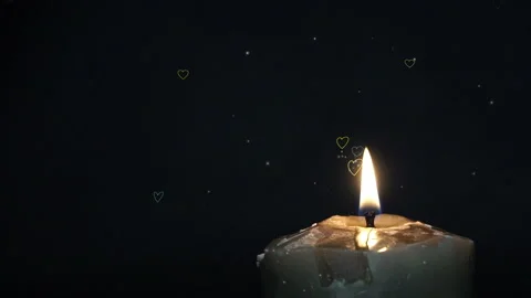 Candles light background. Heart shaped Valentine's Day Candle flame at night Vidéo 99512324