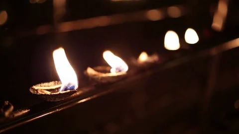 Candlesticks in flame in the Indian temple Video stock 79095670