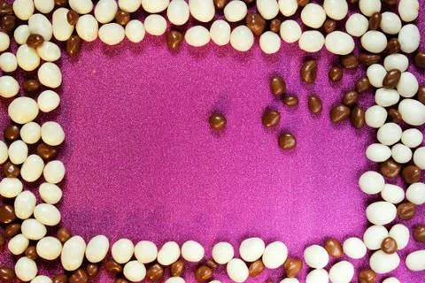 Candy background, white pebbles stone sweet raisins glazein the form of a fra Stock-Fotos