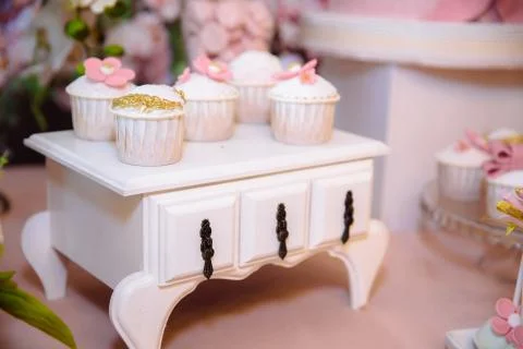 Candy bar and wedding cake. Table with sweets, buffet with cupcakes, candies Stock-Fotos