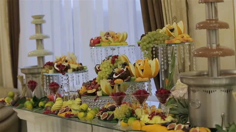 Candy bar with sliced fruit of different species Video stock 61491033