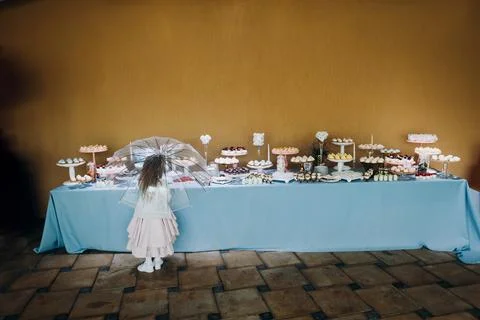 Candy bar at a wedding with different sweets.the girl examines the candy bar. Foto stock